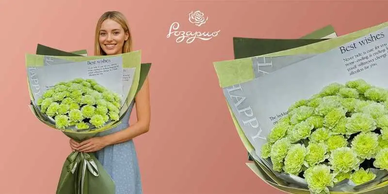 Букет гигант из зеленых хризантем, фронтальный вид, в руках у девушки